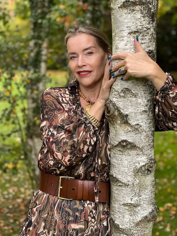 Juliette Karaman against a birch tree